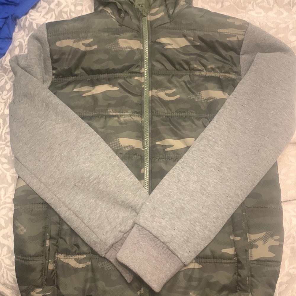 A camo puffer jacket on the tag it says a large but it fits like a medium